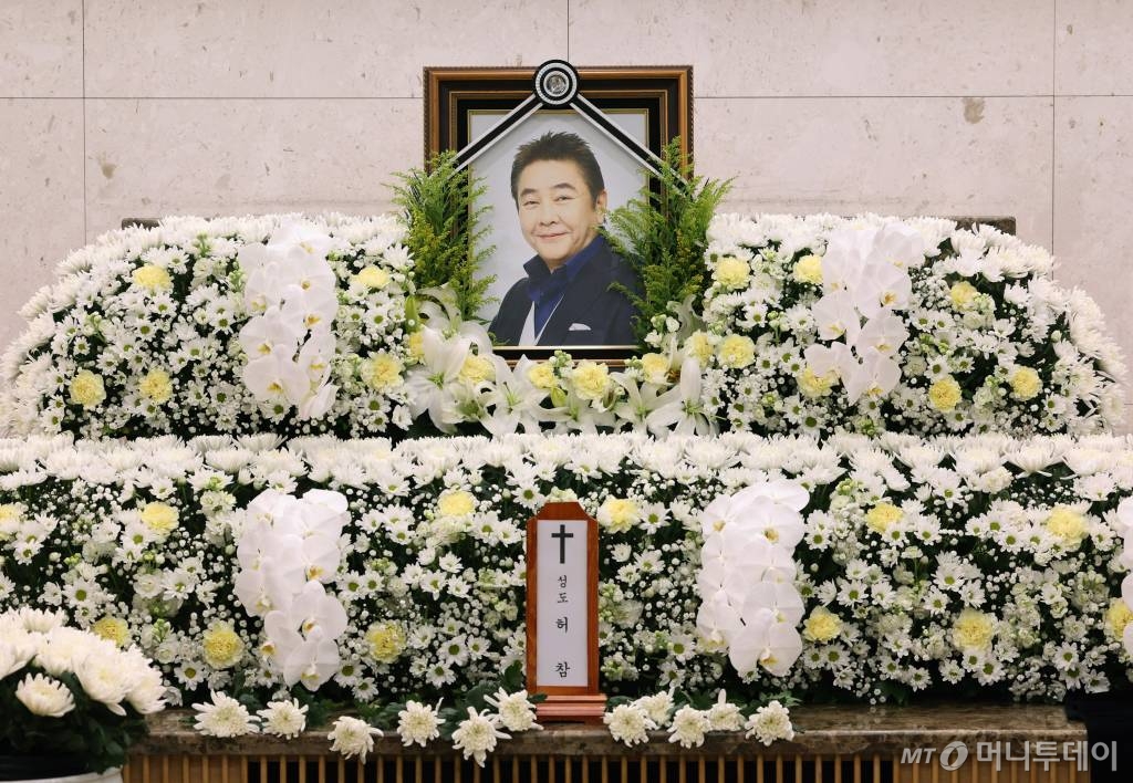간암 투병 끝에 향년 73세로 별세한 방송인 故 허참(본명 이상룡)의 빈소가 1일 서울 송파구 서울아산병원 장례식장에 마련됐다. 부산에서 태어나 동아대 경영학과를 졸업한 허참은 1970년대 음악다방 '쉘부르' MC로 연예계에 입문, 1971년 TBC '7대 가수쇼' MC로 정식 데뷔했다. 이후 뛰어난 입담으로 KBS 2TV '쇼쇼쇼', '도전 주부가요스타' 등 MC로 활약했다. 발인은 3일 오전. /사진공동취재단 /사진=이동훈 기자 photoguy@