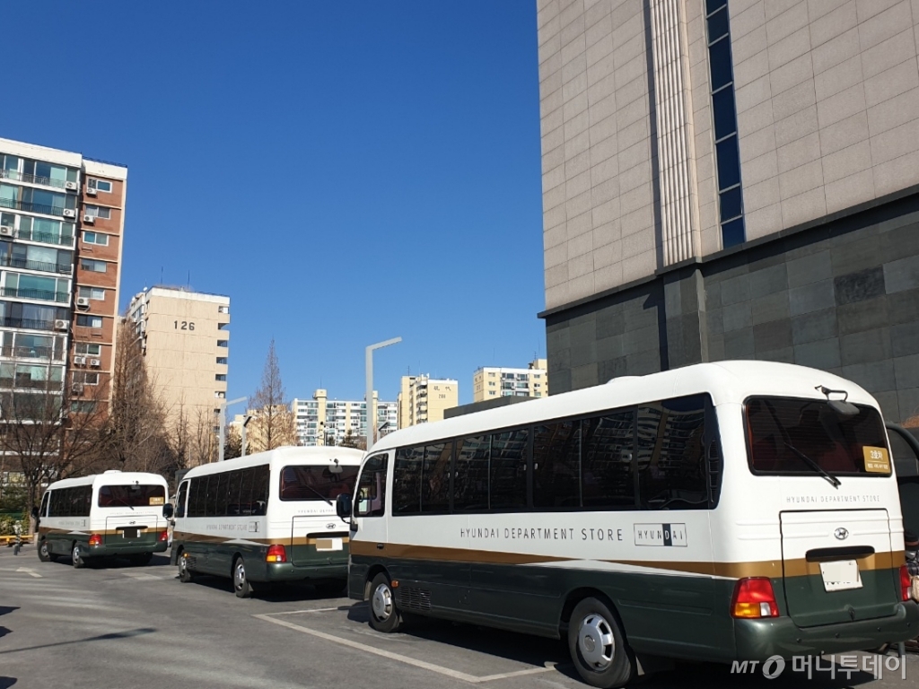 4일 서울 압구정 현대백화점 본점 앞 셔틀버스가 고객을 태우기 위해 정차해있다. /사진=이재은 기자