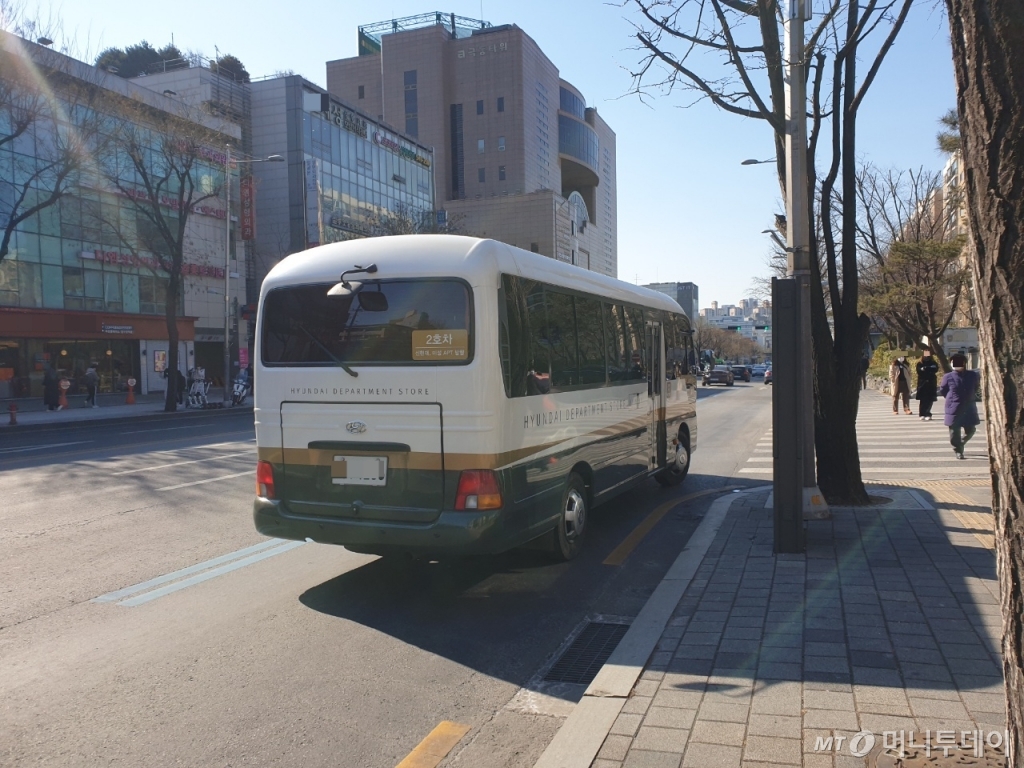 4일 서울 압구정 현대백화점 본점 근방에서 셔틀버스가 운행 중인 모습. /사진=이재은 기자