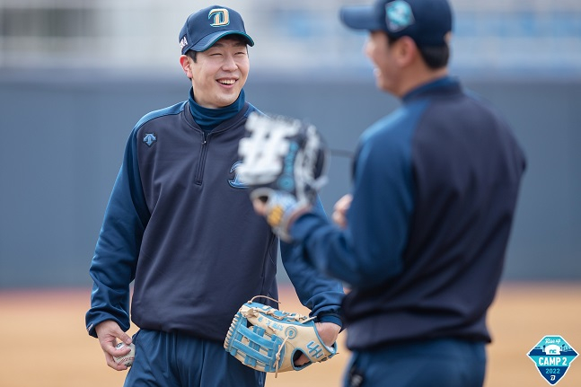 박건우(왼쪽)가 2일 창원 마산야구장에서 열린 NC의 스프링캠프 훈련에 참가했다. /사진=NC 다이노스