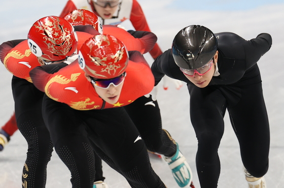 (베이징=뉴스1) 안은나 기자 = 중국 쇼트트랙 국가대표팀의 안현수(빅토르 안) 기술코치(검은 옷)가 6일 오후 중국 베이징 수도실내체육관에서 훈련을 이끌고 있다. 2022.2.6/뉴스1   