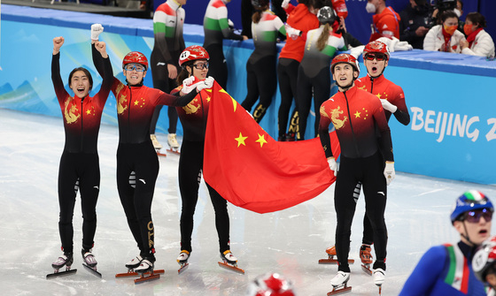 (베이징=뉴스1) 박지혜 기자 = 5일 오후 중국 베이징 캐피털실내경기장에서 열린 2022 베이징동계올림픽 쇼트트랙 혼성 계주 결승에서 우승을 차지한 중국 쇼트트랙 대표팀이 기뻐하고 있다. 2022.2.5/뉴스1   
