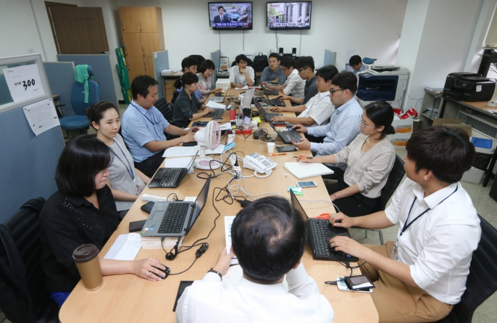 책에 들어간 유일한 사진. 출범초기인 2014년 여름 여의도 대산빌딩 3층에 마련된 더300 취재본부에서 회의하는 모습.  (좌로부터)배소진 황보람 이하늘 이미영 한정수 이미호 이상배 이대호 박경담 박상빈 지영호 김경환 이현수 박광범 (우측 맨구석 뒷편에)김성휘 기자. /사진=이동훈 기자