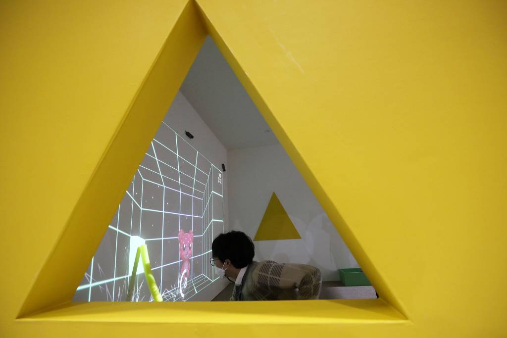 [서울=뉴시스] 홍효식 기자 = 'K-메타버스 엑스포 2021'이 열린 16일 서울 강남구 코엑스를 찾은 관람객들이 메타버스 체험을 하고 있다. 2021.12.16.