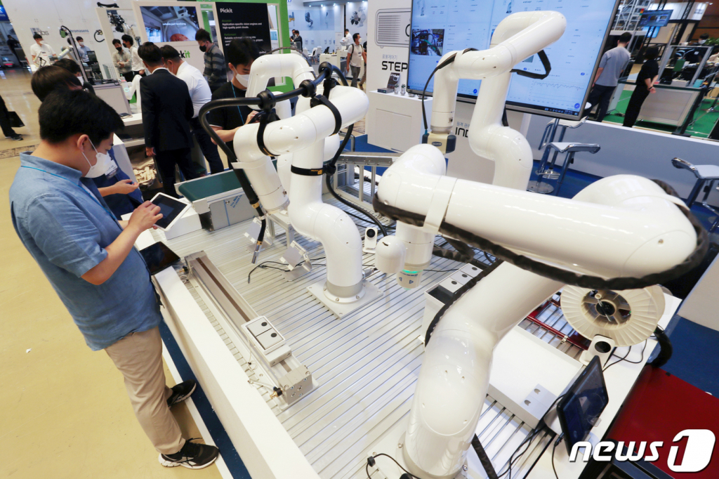 지난해 9월 서울 강남구 코엑스에서 열린 '스마트공장·자동화산업전 2021'을 찾은 관람객들이 인공지능(AI) 협동 로봇을 살펴보고 있다.  /사진=뉴스1