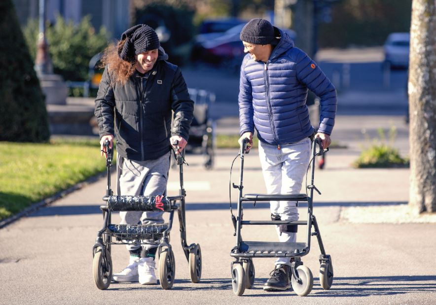 스위스 로잔공대 연구팀의 척수 전극 삽입술 실험에 참가한 하반신 마비 환자들이 보행기구를 이용해 걷기 훈련을 하고 있다. 미첼 로가티(왼쪽)는 5년 전 오토바이 사고로 척수가 손상돼 다리감각을 완전히 잃었던 환자다. /사진=스위스 로잔공대
