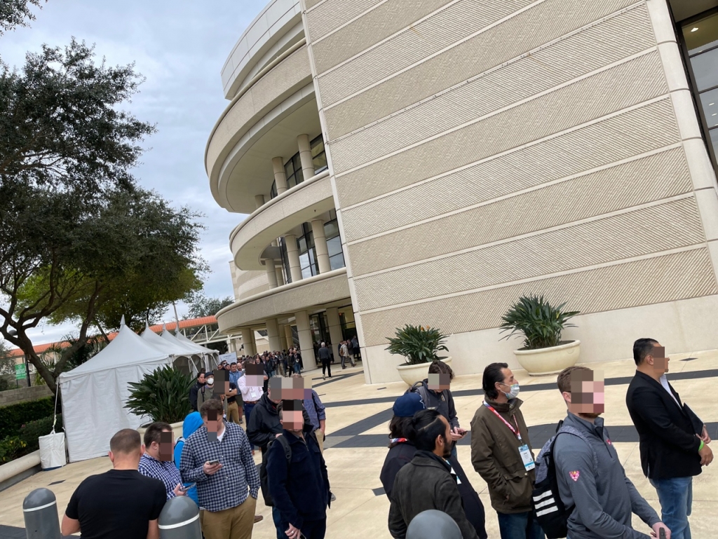 KBIS 2022 전시장 앞에서 줄 선 사람들 /사진=임동욱 특파원