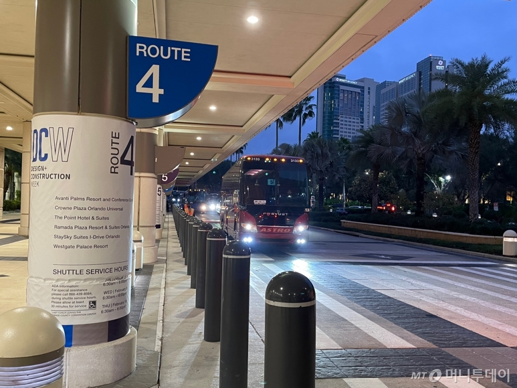 KBIS 2022 개막일 이른 아침 전시장 앞 버스들 /사진=임동욱 특파원