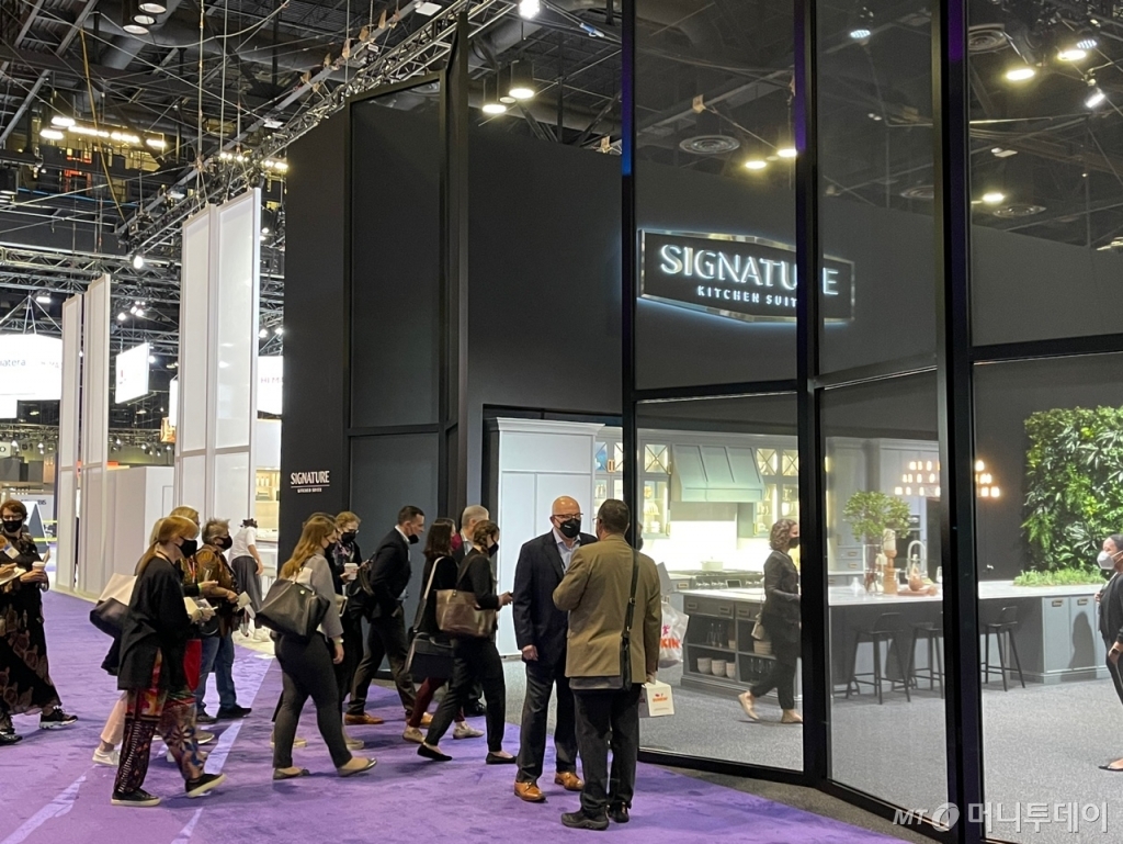 LG전자 시그니처 키친 스위트 전시장에 업계 관계자들이 방문하고 있다. /사진=임동욱 특파원