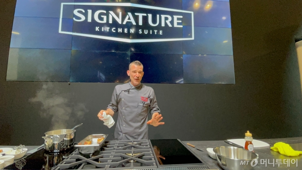 닉 리치에 수석 쉐프가 시그니처 키친 스위트 제품을 사용해 요리 시연을 하고 있다. /사진=임동욱 특파원