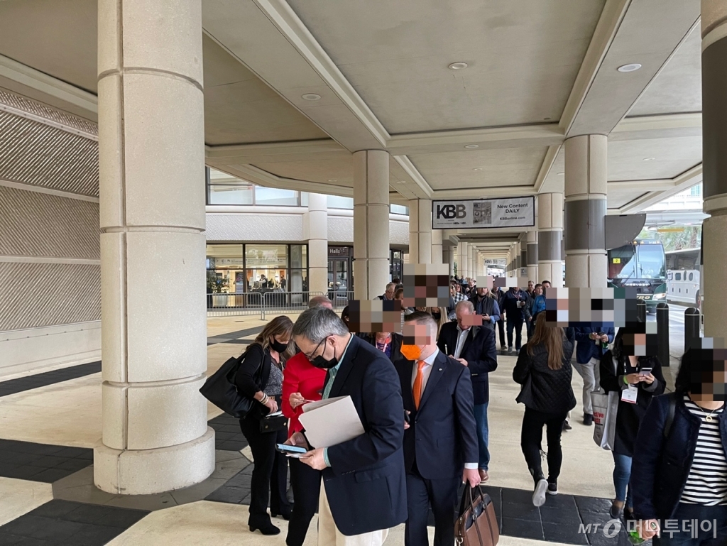 KBIS 2022 전시장 앞에서 백신카드 검사를 기다리는 사람들 /사진=임동욱 특파원