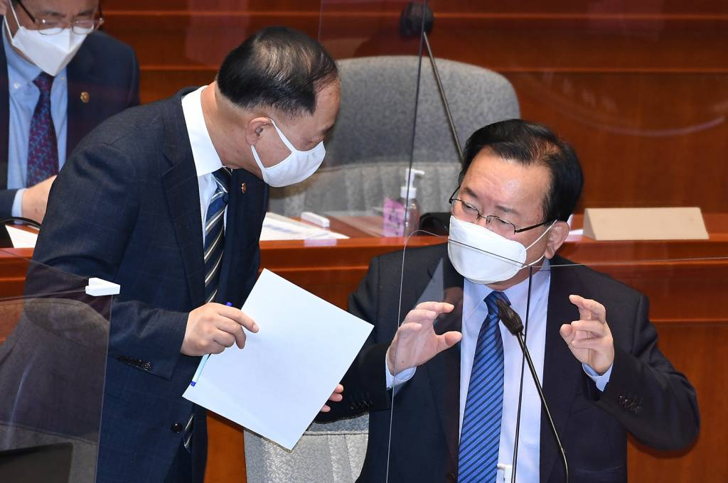김부겸 국무총리와 홍남기 경제부총리 및 기획재정부 장관이 8일 서울 여의도 국회에서 열린 예산결산특별위원회 전체회의에서 대화하고 있다. / 사진제공=뉴시스