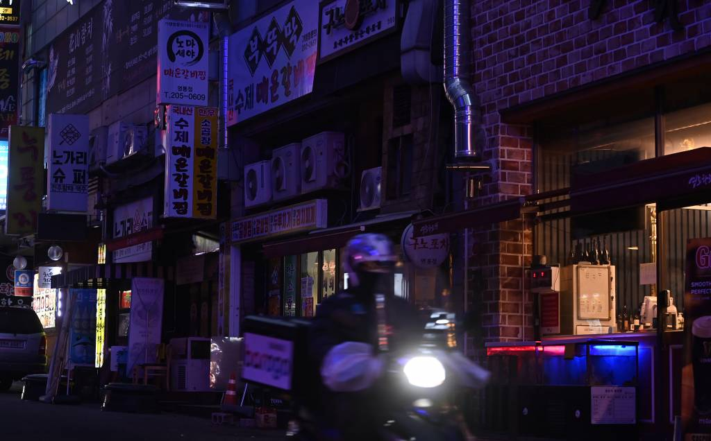 정부의 코로나19 방역 지침 강화에 반발해 자영업자들의 집단행동이 잇따르고 있는 지난해 12월27일 오후 경기도 수원시 영통중심상가 음식점들이 항의성 간판 소등시위를 벌이며 영업을 하고 있다. 코로나피해자영업총연합(코자총)은 27~28일 이틀 간 오후 5시 부터 9시까지 정부에 항의하기 위해 간판불을 끄고 영업하는 '소등시위'를 진행한다. / 사진제공=뉴시스