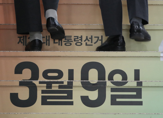 (과천=뉴스1) 이성철 기자 = 제20대 대통령 선거가 30일 앞으로 다가온 7일 경기 과천시 중앙선거관리위원회에서 직원들이 계단을 오르고 있다.   '여권 지지층 결집'을 품에 안은 이재명 더불어민주당 대선 후보와 '정권 심판론'을 등에 엎은 윤석열 국민의힘 대선 후보의 지지율 싸움은 지난달부터 지금까지 상승세와 하락세를 반복하면서 박빙 승부가 펼쳐지고 있다. 2022.2.7/뉴스1  