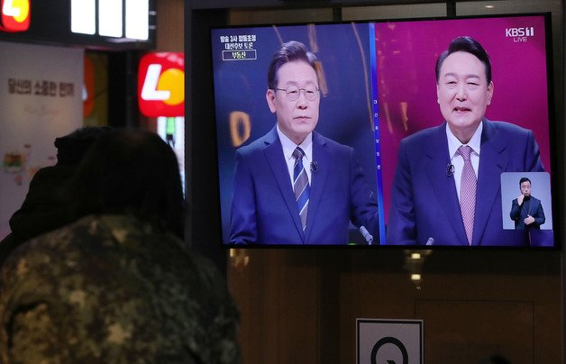 (서울=뉴스1) 박세연 기자 = 3일 서울역 대합실에서 시민들이 2022대선 4자 대통령후보초청 방송토론을 시청하고 있다. 2022.2.3/뉴스1