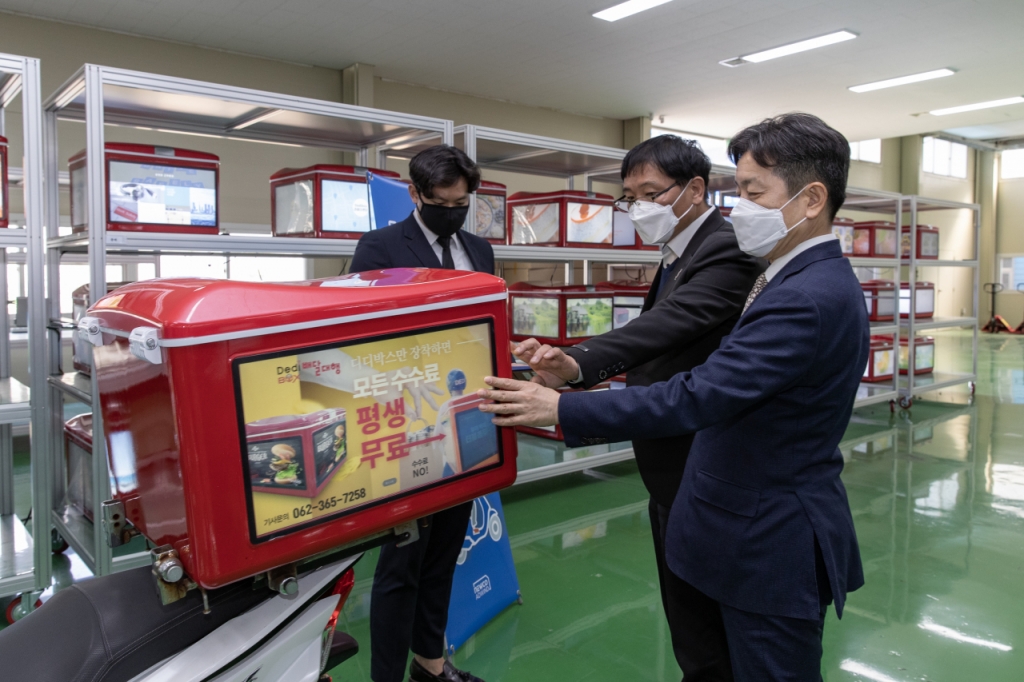 2020년 4월22일 장석영 당시 과학기술정보통신부 제2차관(오른쪽)이 광주광역시 광산구 뉴코애드윈드를 방문해 장민우 뉴코애드윈드 대표(가운데)로부터 디지털 배달통을 활용한 오토바이 광고 서비스에 대해 설명을 듣고 있다. /사진=과학기술정보통신부