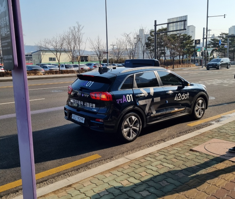 10일 오전 서울 마포구 상암동 DMC역 앞에서 승객을 기다리는 자율차의 모습 /사진=김지현 기자 