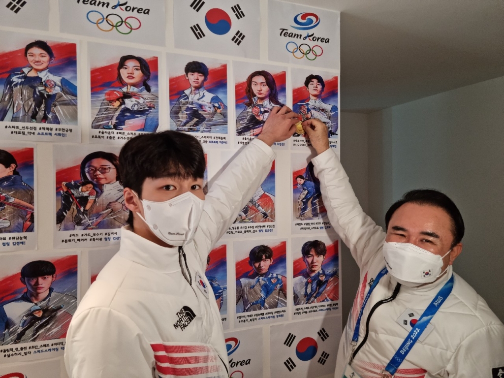 황대헌(왼쪽)과 윤홍근 회장(오른쪽)/사진= BBQ