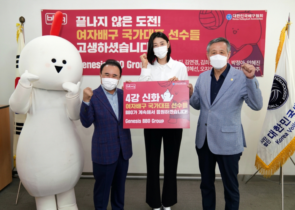 윤홍근 BBQ 회장(왼쪽)과 김연경 선수(가운데)가 지난해 8월 BBQ 모델 계약을 체결한 뒤 기념촬영하고 있다./사진= BBQ