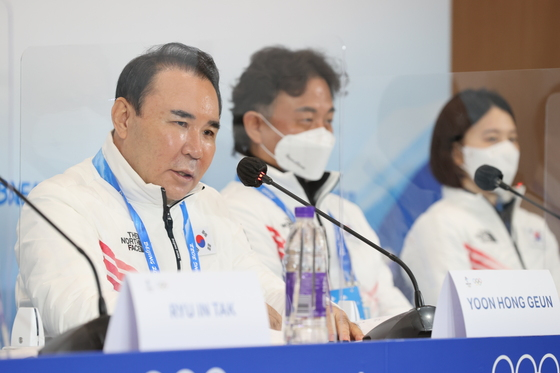 윤홍근 대한민국 선수단장이 지난 8일 중국 베이징 메인미디어센터에서 긴급 기자회견을 열고 2022 베이징 동계올림픽 쇼트트랙 남자 1000m 준결승 편파판정에 대해 국제스포츠중재재판소(CAS)에 제소하겠다는 입장을 밝히고 있다. /사진= 뉴스1  