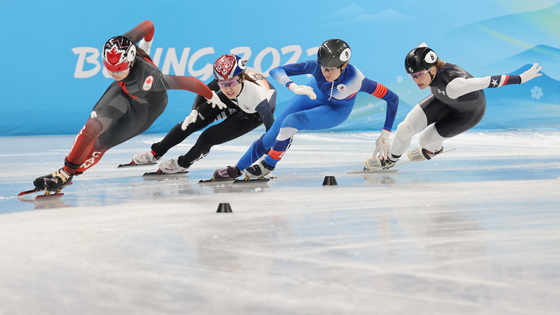 (베이징=뉴스1) 안은나 기자 = 9일 오후 중국 베이징 수도실내체육관에서 열린 2022 베이징 동계올림픽 쇼트트랙 여자 3000m 계주 준결승 경기에서 최민정이 역주하고 있다. 2022.2.9/뉴스1   