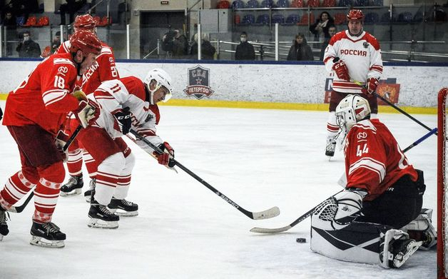 (스트렐나 AFP=뉴스1) 우동명 기자 = 블라디미르 푸틴 러시아 대통령이 29일(현지시간) 상트페테르부르크 스트렐나에서 러시아와 소비에트의 아이스하키 경기를 하고 있다.  ? AFP=뉴스1  