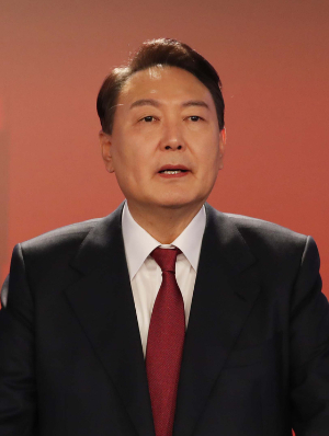 (서울=뉴스1) 국회사진취재단 = 윤석열 국민의힘 대선 후보가 11일 오후 서울 중구 매경미디어센터에서 열린 한국기자협회 주최?방송 6개사 공동 주관 2022 대선후보 초청 토론회 시작에 앞서 리허설을 하고 있다. 2022.2.11/뉴스1