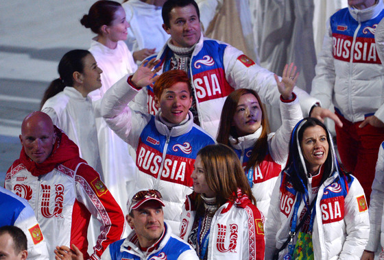  안현수, 우나리 부부가 러시아 선수단과 함께 24일(한국시간) 러시아 소치 피시트 올림픽 스타디움에서 열린 2014 소치 동계올림픽 폐막식에 입장하고 있다.   2014.2.24/뉴스1  