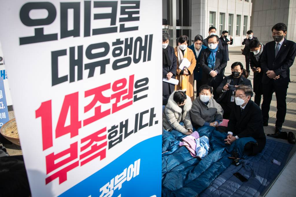 [서울=뉴시스] 전신 기자 = 이재명 더불어민주당 대선 후보가 8일 서울 여의도 국회 본청 앞에서 오미크론 대응을 위해 추경안 대폭 증액을 요구하며 농성을 벌이는 민주당 의원들을 방문해 격려하고 있다. (공동취재사진) 2022.02.08.