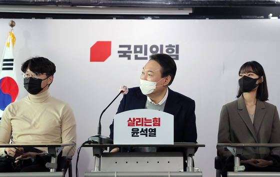 (서울=뉴스1) 이승배 기자 = 윤석열 국민의힘 대선후보가 6일 서울 여의도 당사에서 열린 ‘변화와 쇄신’ 청년보좌역들과의 간담회에서 질문을 듣고 있다. 2022.1.6/뉴스1  