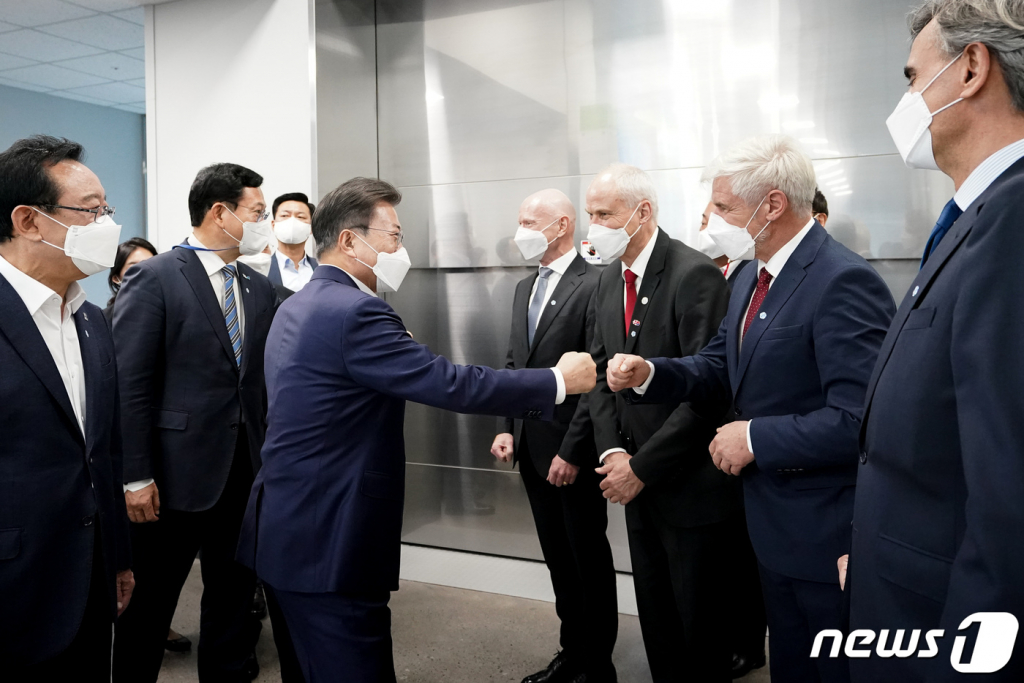 (서울=뉴스1) 유승관 기자 = 문재인 대통령이 6일 울산 남구 3D프린팅 지식산업센터에서 열린 '울산 부유식 해상풍력 전략 보고'에 참석해 주한 노르웨이, 덴마크, 독일, 스페인 대사들과 인사를 나누고 있다. 2021.5.6/뉴스1  