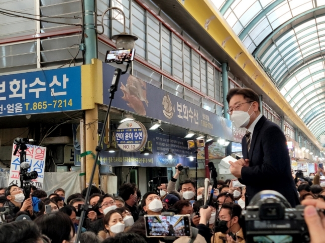 이재명 더불어민주당 대선후보가 12일 세종시 세종전통시장에서 즉석연설을 하고 있다/사진=이정혁 기자 