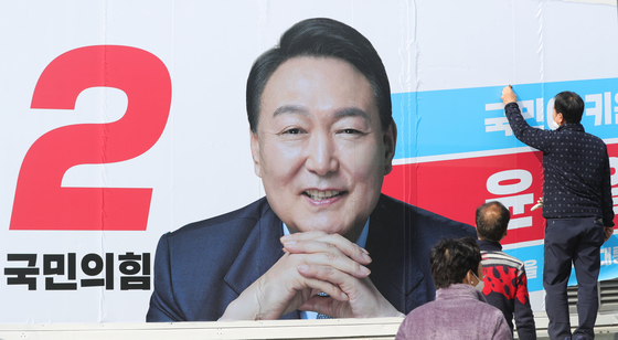 (전주=뉴스1) 유경석 기자 = 제20대 대통령선거 공식 선거운동을 하루 앞둔 지난 14일 전북 전주시에 위치한 차량광고업체에서 관계자들이 윤석열 국민의힘 대선 후보의 유세차량을 제작하고 있다. 2022.2.14/뉴스1