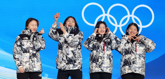 (베이징=뉴스1) 박지혜 기자 = 2022 베이징 동계올림픽 쇼트트랙 계주 3000m에서 2위를 차지한 대한민국 쇼트트랙 여자대표팀이 14일 오후 중국 베이징 메달 플라자 열린 메달 수여식에서 단상에 오르며 세리머니를 하고 있다. 왼쪽부터 최민정, 김아랑, 이유빈, 서휘민. 2022.2.14/뉴스1  