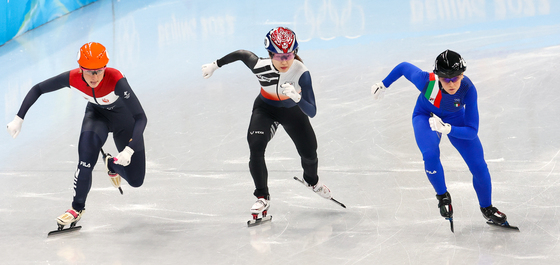 (베이징=뉴스1) 안은나 기자 = 최민정이 11일 중국 베이징 수도실내체육관에서 열린 2022 베이징 동계올림픽 쇼트트랙 여자 1000m 결승 경기에서 네덜란드의 수잔 슐팅(왼쪽), 이탈리아의 아리아나 폰타나와 힘차게 출발하고 있다. 2022.2.11/뉴스1  