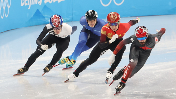 (베이징=뉴스1) 박지혜 기자 = 13일 오후 중국 베이징 수도실내체육관에서 열린 2022 베이징 동계올림픽 쇼트트랙 남자 500m 준결승 경기에서 황대헌이 역주하고 있다. 2022.2.13/뉴스1   