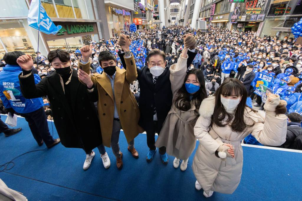 [대전=뉴시스] 최동준 기자 = 제20대 대통령선거 공식 선거운동이 시작된 15일 이재명 더불어민주당 대선 후보가 대전 중구 으능정이거리에서 유세를 열고 청년들과 함께 지지를 호소하고 있다. 2022.02.15.