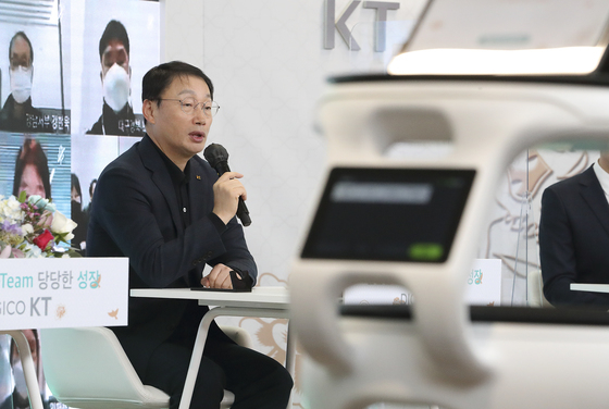 구현모 KT대표가 3일 서울 광화문 KT 사옥에서 열린 라이브 랜선 신년식에서 신년 인사를 하고 있다. (KT 제공) 2022.1.3/뉴스1  