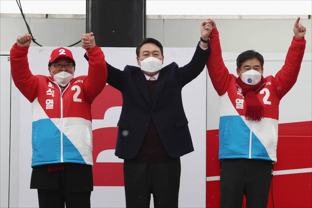 [전주=뉴시스] 전신 기자 = 윤석열 국민의힘 대선 후보가 16일 전북 전주 덕진군 전주역 앞에서 지지를 호소하고 있다. 2022.02.16.