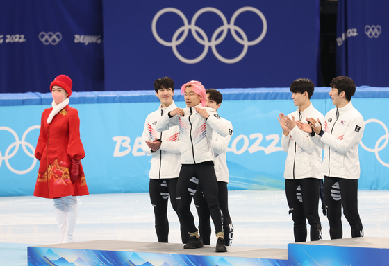 곽윤기가 16일 오후 중국 베이징 캐피털 실내경기장에서 열린 2022 베이징 동계올림픽 쇼트트랙 남자 5000m 계주 결승 시상식에서 시상대에 오르며 방탄소년단(BTS)의 다이너마이트 안무를 추고 있다. 남자 계주는 은메달을 차지하며 2010년 벤쿠버 동계올림픽 이후 12년 만에 메달 획득에 성공했다. /사진=뉴스1