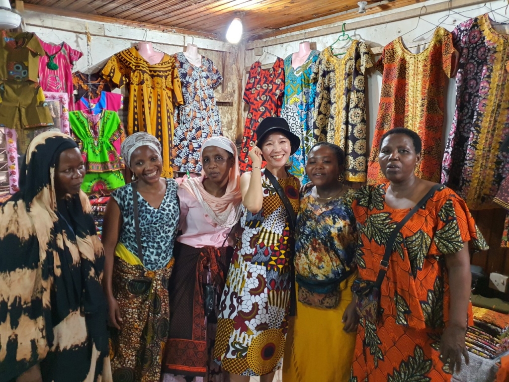 이소미 컬러풀 마제스티 대표(왼쪽 네번째)/사진제공=컬러풀 마제스티