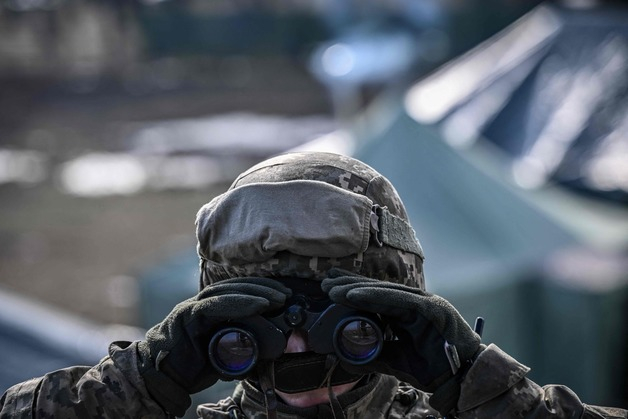 (리브네 AFP=뉴스1) 우동명 기자 = 16일(현지시간) 러시아의 침공 우려 속 우크라이나 군이 리브네에서 군사 훈련을 하고 있다.   ? AFP=뉴스1  