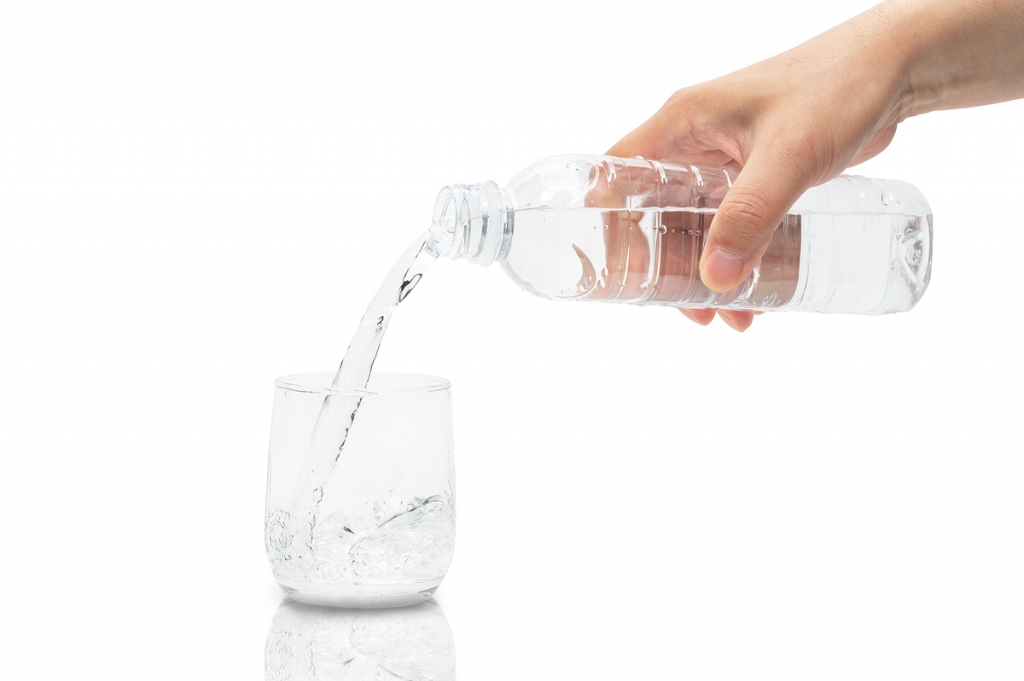 성인 기준 하루 2리터의 물을 섭취하는 것이 좋다고 알려져있다./사진=이미지투데이