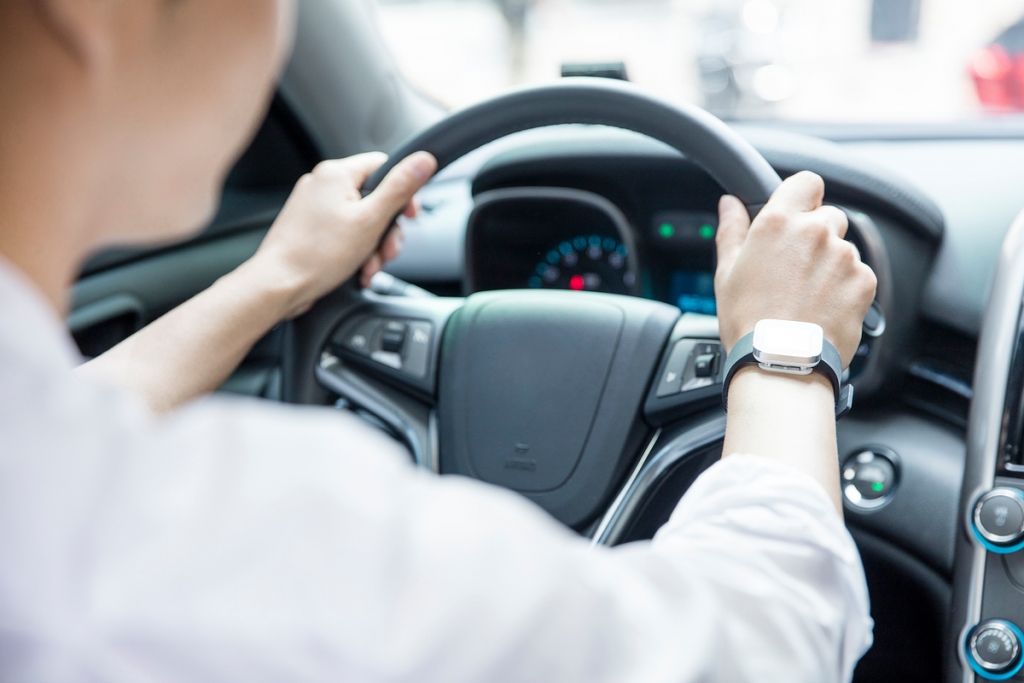 전문가들은 장시간 운전 중 수분 섭취가 필요하다고 조언했다./사진=이미지투데이