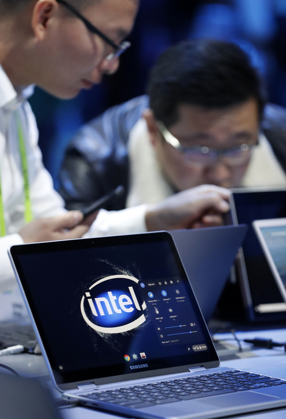 (라스베이거스(미국)=뉴스1) 이승배 기자 = 9일(현지시간) 미국 네바다주 라스베이거스 컨벤션센터에서 열린 '2019 국제전자제품박람회(CES)'를 찾은 관람객들이 인텔 부스에서 8세대 인텔 코어 i5, i7 노트북 제품들을 살펴보고 있다. 2019.1.10/뉴스1  