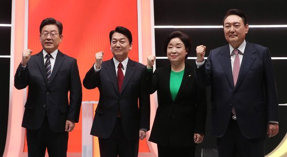 (서울=뉴스1) 국회사진취재단 = 이재명 더불어민주당 (왼쪽부터), 안철수 국민의당, 심상정 정의당, 윤석열 국민의힘 대선후보가 21일 오후 서울 마포구 상암동 MBC 공개홀에서 열린 중앙선거방송토론위원회 주관 제20대 대통령 선거 후보자 초청 토론회 시작에 앞서 기념촬영을 하고 있다. 2022.2.21/뉴스1