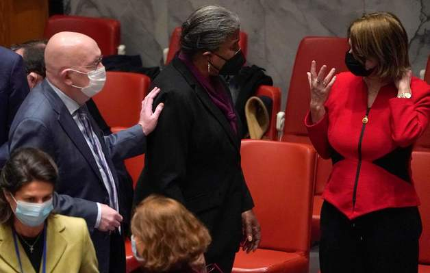 (뉴욕 AFP=뉴스1) 우동명 기자 = 린다 토머스-그린필드 유엔 주재 미국대사와 바실리 네벤자 러시아 대사,가 21일(현지시간) 뉴욕 유엔 안전보장 이사회의 우크라이나 사태 관련 긴급회의에 참석을 하고 있다.  ? AFP=뉴스1  