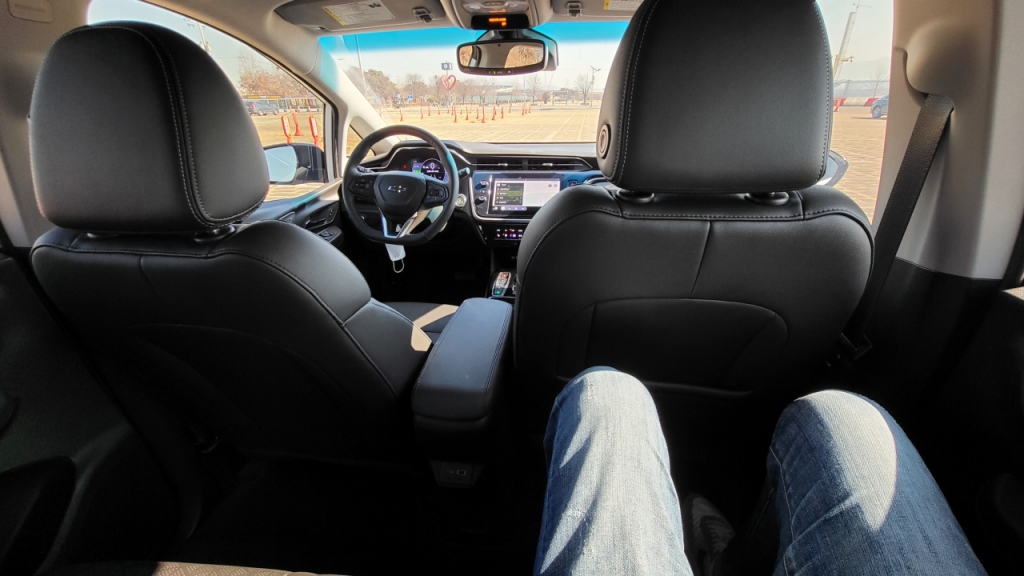 키 187cm인 기자가 쉐보레 볼트EV 2열에 앉은 모습./사진=이강준 기자