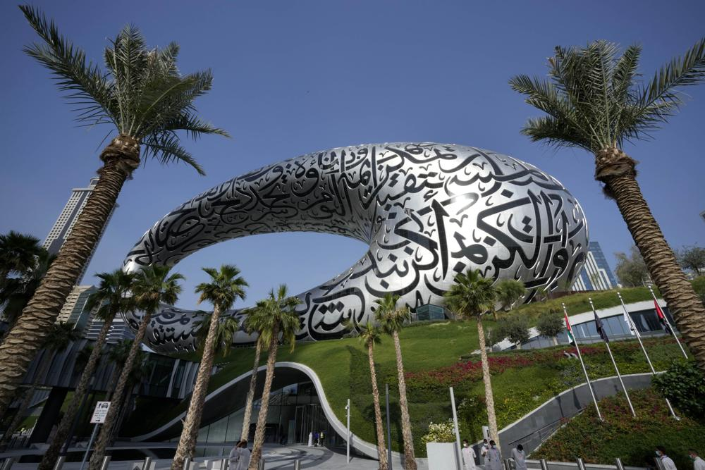 지난 22일 아랍에미리트(UAE) 두바이에서 인류의 혁신과 미래 기술 동향을 한눈에 살펴볼 수 있는 '미래박물관(Museum of the Future)'이 문을 열었다. /사진제공=AP/뉴시스