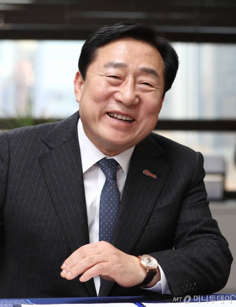 김기문 중소기업중앙회장이 머니투데이와 인터뷰에서 미소를 짓고있다. /사진=이기범 기자 leekb@